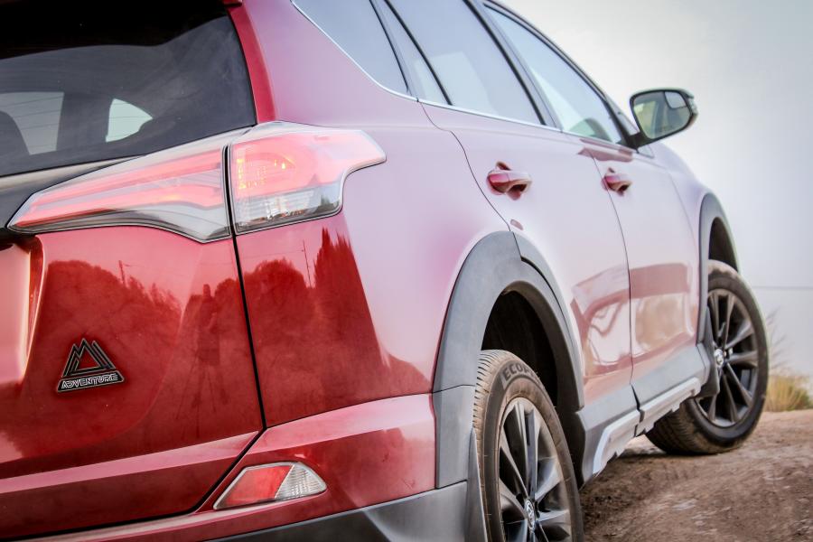 Детали экстерьера Toyota RAV4 Adventure 2017 года  (NA) (фото 20 из 21)